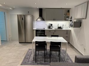 Køkken eller tekøkken på Fresh and newly renovated basement apartment