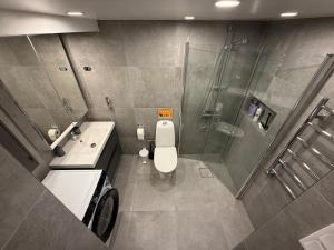 Et badeværelse på Fresh and newly renovated basement apartment