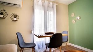 una stanza con un tavolo, delle sedie e una finestra di Suites Cañizares Catedral a Jaén Altre 7 foto