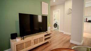 un soggiorno con una grande TV a schermo piatto di Suites Cañizares Catedral a Jaén