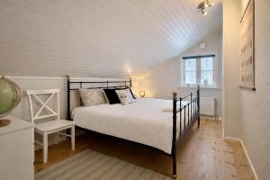 a bedroom with a bed and a white ceiling at Vallevägen Country Retreat - Private Pond, Fireplace & Nature 