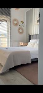 En eller flere senge i et værelse på Apartament w Słupsku z klimatyzacją balkonem parkingiem