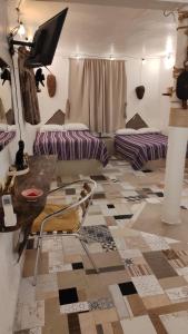 a living room with a couch and a table at Casa del Jaibo in Heroica Alvarado