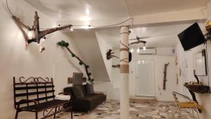 a living room filled with furniture and a tv at Casa del Jaibo in Heroica Alvarado