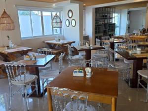 a dining room with tables and chairs in a restaurant at Flat 308 in Teresina