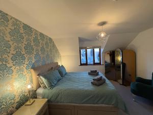 En eller flere senge i et værelse på Dovera, private parking included, Bowness on Windermere