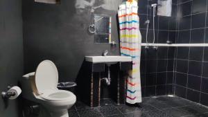 a bathroom with a toilet and a sink at Casa del Jaibo in Heroica Alvarado +6 photos