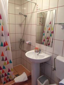 シビウにあるPensiunea Kristine Sibiuのバスルーム(洗面台、鏡、トイレ付)