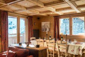 En restaurant eller et andet spisested på Chalet La Grande Ourse Meribel - 175m2 apartment almost ski-in ski-out