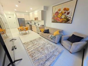 Et opholdsområde på 2 bedroom heart of Central Surrey + 16 billeder