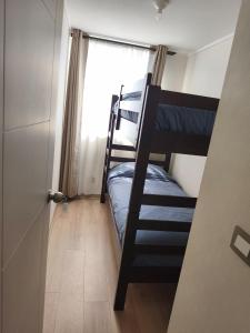 a hallway with two bunk beds in a room at Nuevo departamento cercano a playa y comercio in Viña del Mar