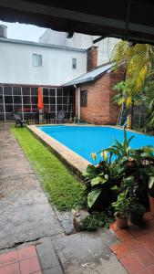 a swimming pool in the yard of a building at Departamento PB 1 Centro Pileta in Formosa