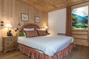 En eller flere senge i et værelse på Chalet La Grande Ourse Meribel - 175m2 apartment almost ski-in ski-out