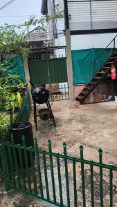 a green fence in front of a building at Departamento PB 1 Centro Pileta in Formosa