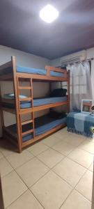 ein Zimmer mit Etagenbetten in einem Zimmer mit einem Fußboden in der Unterkunft Espacio chill hostel in Búzios + 12 Fotos