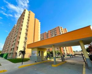 a building in front of two tall buildings at Acogedor y elegante Apartamento in Valledupar