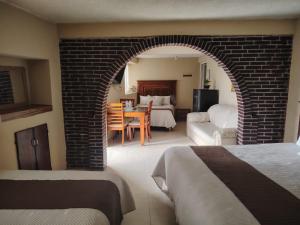 an archway in a hotel room with a bedroom at Casa Real Cortés in Mineral del Monte