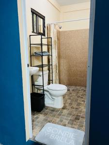 a bathroom with a toilet and a sink at Departamento Flores in Catemaco