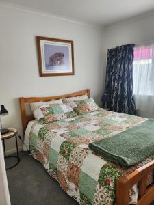 En eller flere senge i et værelse på Bridge Street Homestay