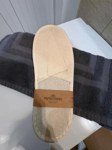 un letto bianco e nero con una coperta marrone chiaro e nera di Glyfada Menigos Apartment 21 a Glifada (Glyfada)