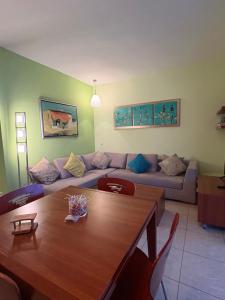 un soggiorno con un divano e un tavolo di Glyfada Menigos Apartment 21 a Glifada (Glyfada)