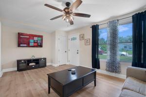 a living room with a ceiling fan and a table at Carbon Ridge 300mbps WiFi - Dog Friendly in Oak Grove
