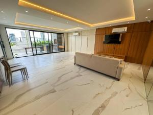 a living room with a large marble floor at Dulce Experiencia Departamento de 2 dormitorios in Santa Cruz de la Sierra