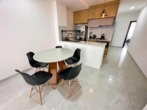 a kitchen with a table and chairs in a room at Dulce Experiencia Departamento de 2 dormitorios in Santa Cruz de la Sierra