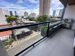 an apartment balcony with a view of a city at Dulce Experiencia Departamento de 2 dormitorios in Santa Cruz de la Sierra