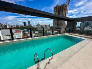 a swimming pool on the roof of a building at Dulce Experiencia Departamento de 2 dormitorios in Santa Cruz de la Sierra