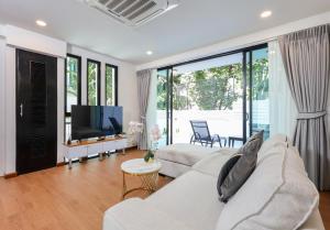 Et tv og/eller underholdning på 3BR Pool Villa with Jacuzzi near Patong - 8 Guests