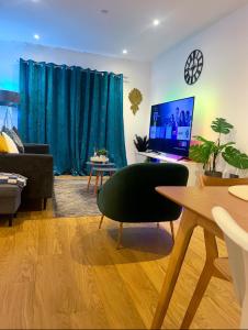 Et tv og/eller underholdning på Maison Blanc The Stylish & Cozy 1bed apartment in City centre