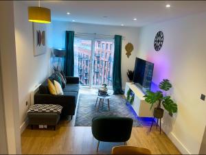 Et tv og/eller underholdning på Maison Blanc The Stylish & Cozy 1bed apartment in City centre