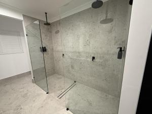 een douche met een glazen deur in een badkamer bij Dawson's Retreat in Blewitts Springs