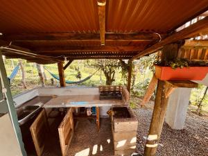 un tavolo sotto un tetto di legno con un lavandino di Titiribi-Antioquia- Cabaña el sol a Titiribí Altre 133 foto
