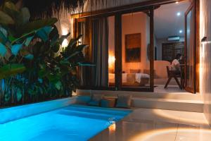 ein Schwimmbecken mitten in einem Raum in der Unterkunft Suenos Villas Siargao in General Luna + 5 Fotos