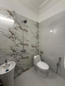 een badkamer met toilet en wastafel bij Qayaam Lodges in Islamabad +49 foto's