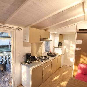 Køkken eller tekøkken på Mobil-home 4 à 6 personnes dans camping le Neptune
