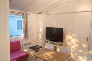 Et tv og/eller underholdning på Mobil-home 4 à 6 personnes dans camping le Neptune