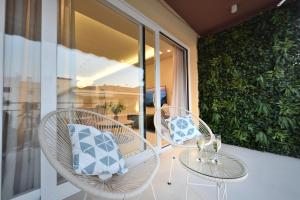 twee stoelen en een tafel op een balkon bij LA CALA TROCADERo in Cala del Moral