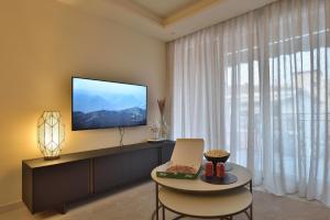 een woonkamer met een tv aan de muur bij LA CALA TROCADERo in Cala del Moral