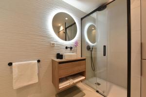 een badkamer met een wastafel en een douche bij LA CALA TROCADERo in Cala del Moral +25 foto's