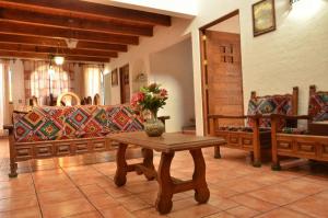 a living room with couches and a table with flowers at Great location 5min from the center,10fromVINEYARD in Tequisquiapan
