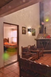a living room with chairs and a couch in a room at Great location 5min from the center,10fromVINEYARD in Tequisquiapan