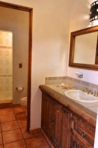 a bathroom with a sink and a toilet and a mirror at Great location 5min from the center,10fromVINEYARD in Tequisquiapan +30 photos