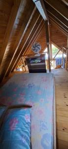 een bed in een klein huisje met een dak bij Pousada PortoBello Praia do Rosa in Imbituba