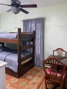 SpringfieldMust-See Okemo Mountain Resort的带双层床和椅子的卧室 更多4张照片