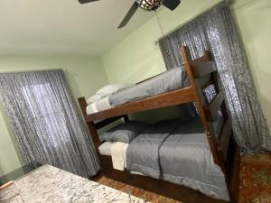 SpringfieldMust-See Okemo Mountain Resort的一间卧室设有两张双层床和吊扇