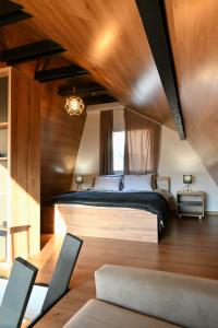 een slaapkamer met een groot bed met een houten plafond bij Bungalov Aurora in Pale