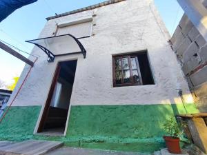 a small house with a green and white facade at Luz del Alba in Durazno
